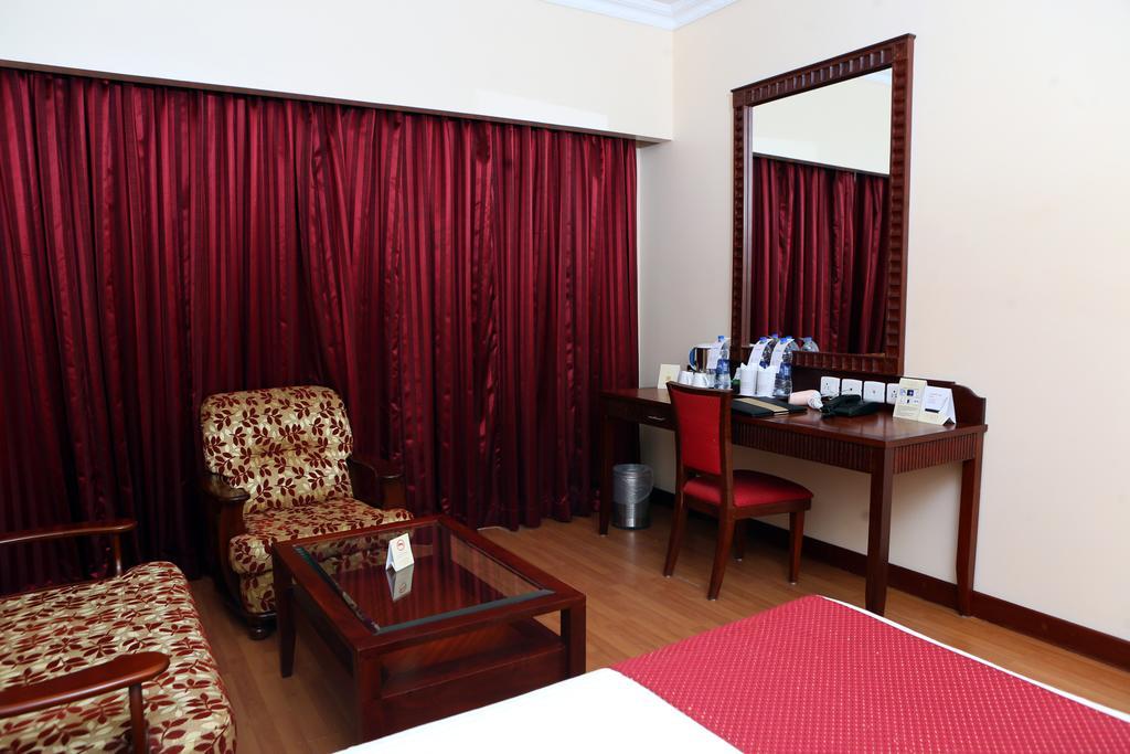 Joys Palace Hotel Thrissur Екстер'єр фото