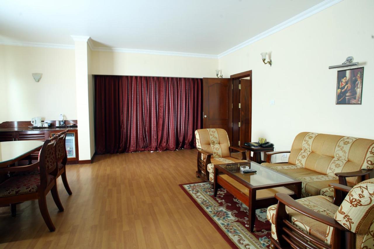 Joys Palace Hotel Thrissur Екстер'єр фото